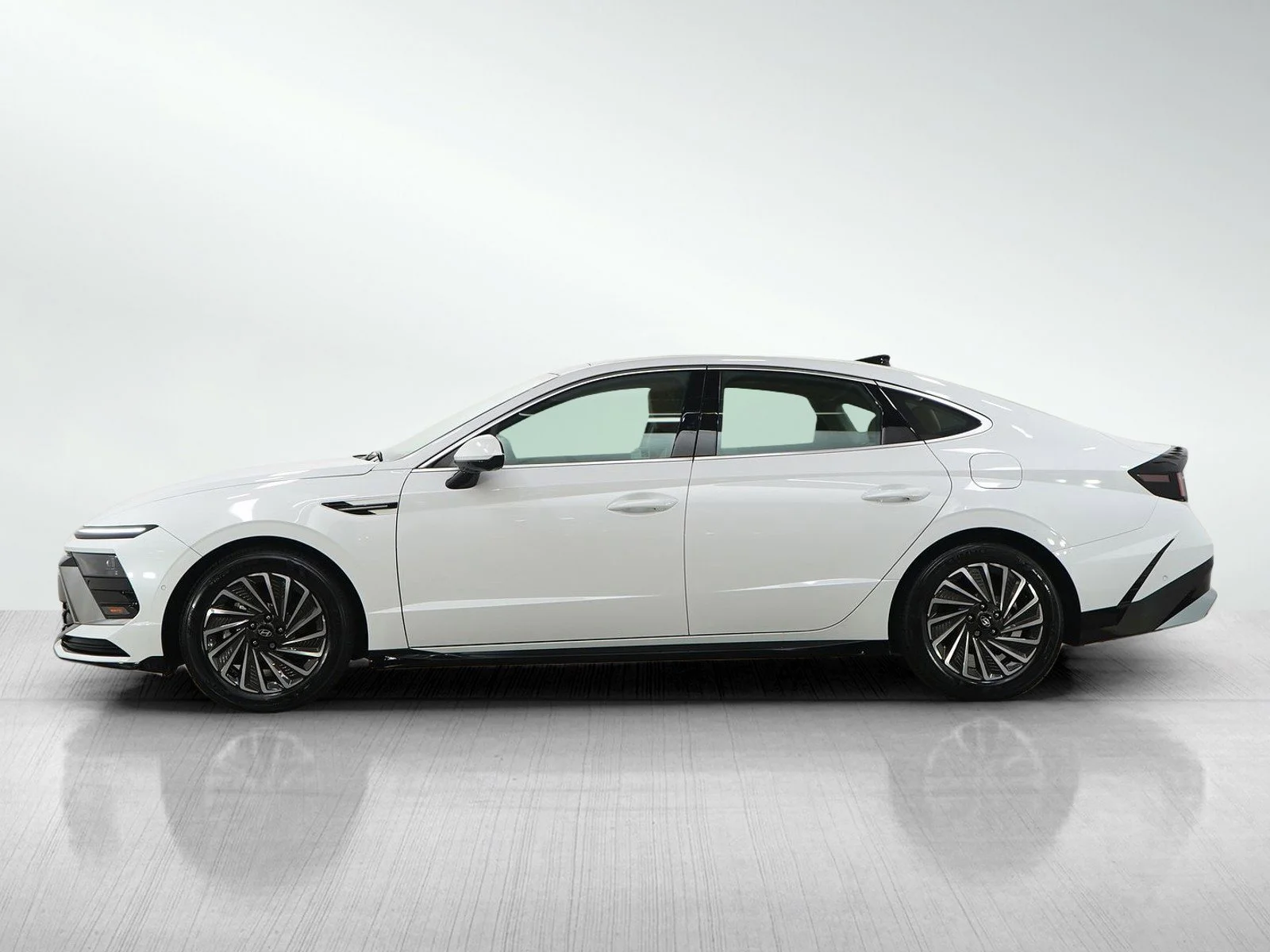 Certified 2025 Hyundai Sonata Hybrid Limited with VIN KMHL54JJ0SA109371 for sale in Minneapolis, Minnesota