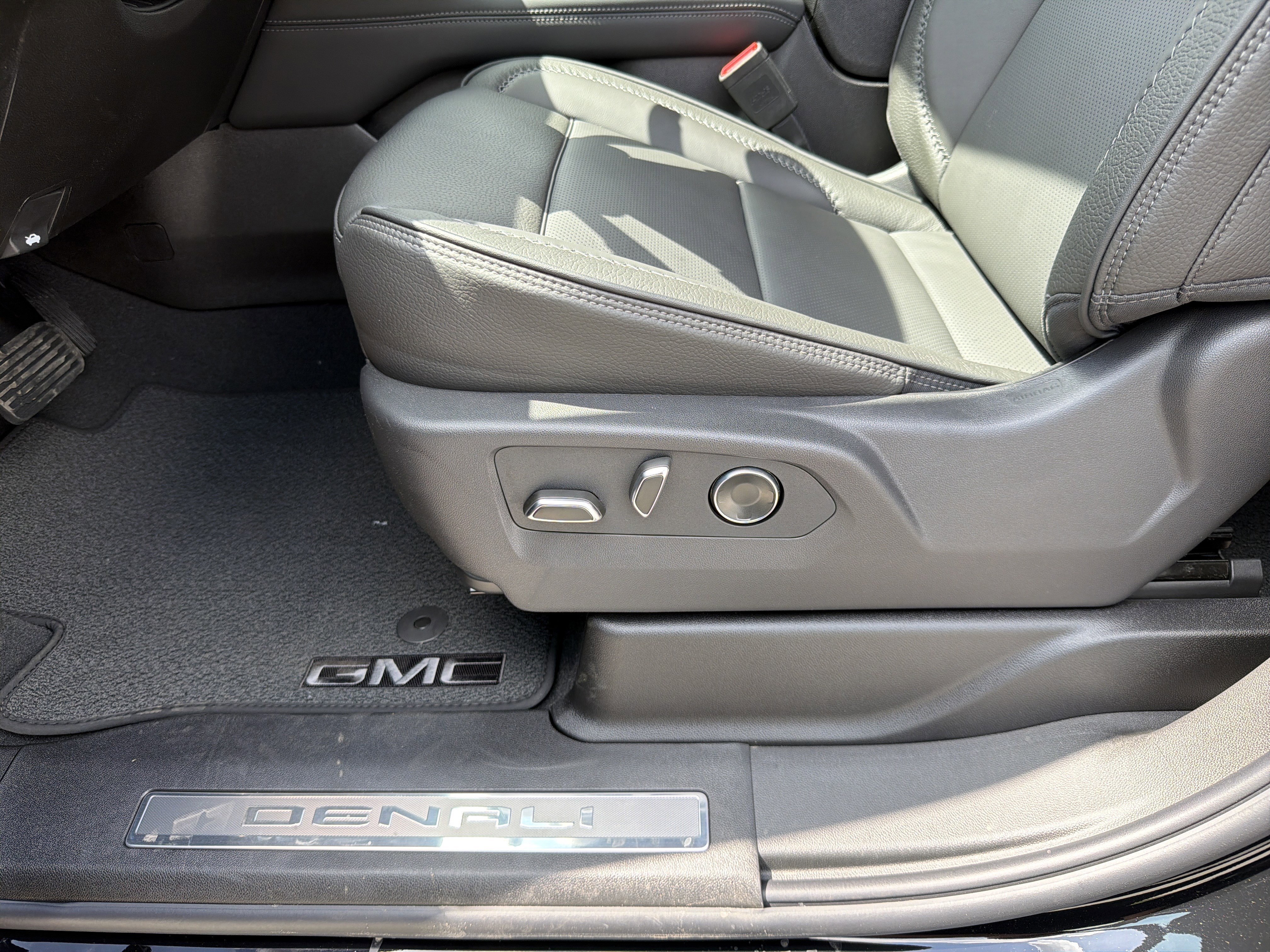 2026 GMC Yukon XL Denali - Photo 9