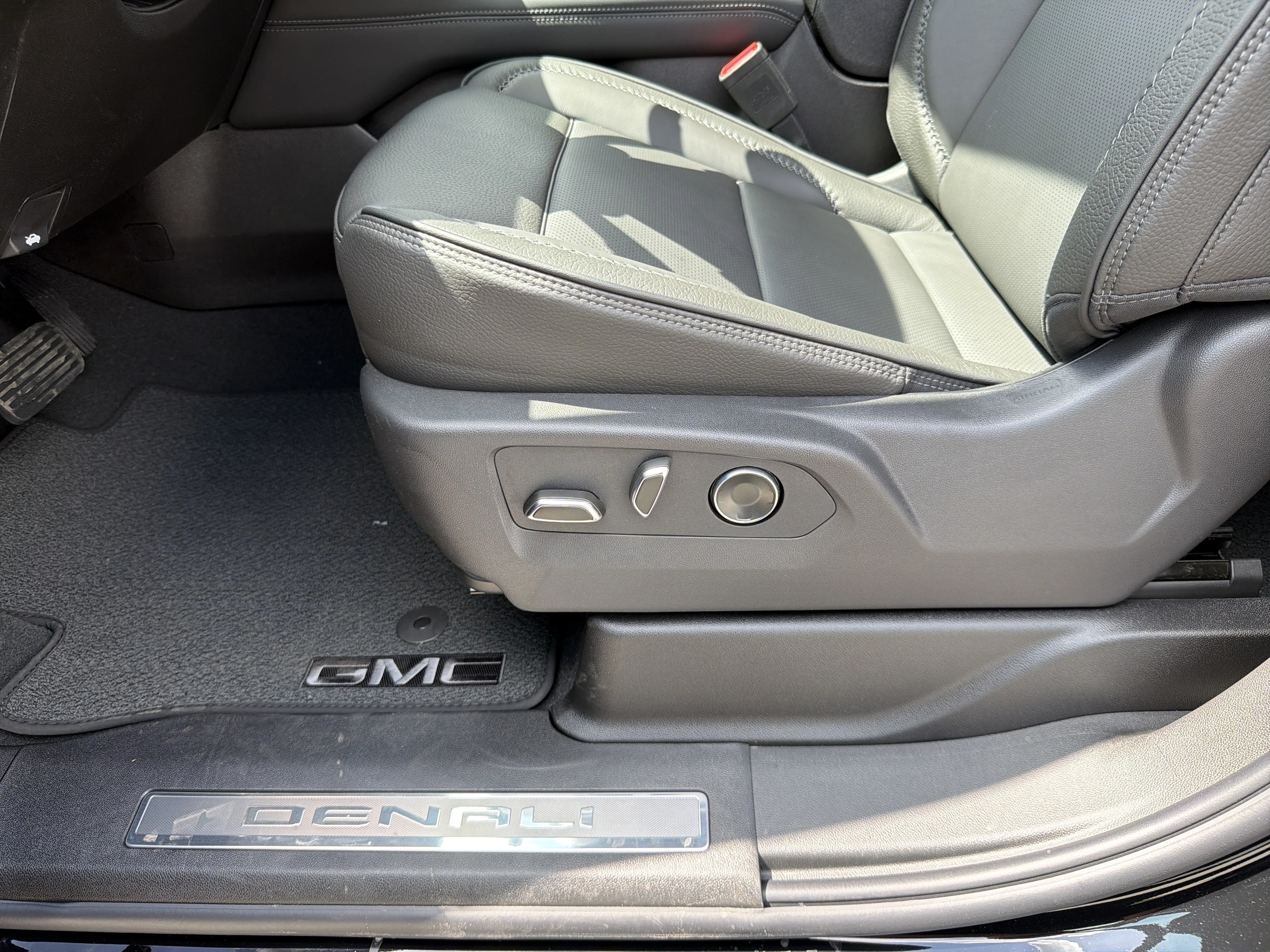 2026 GMC Yukon XL Denali - Photo 10