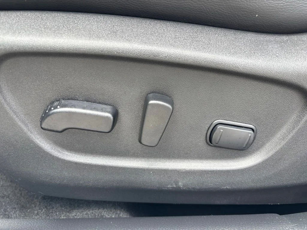 Used 2018 White Nissan SL image 19