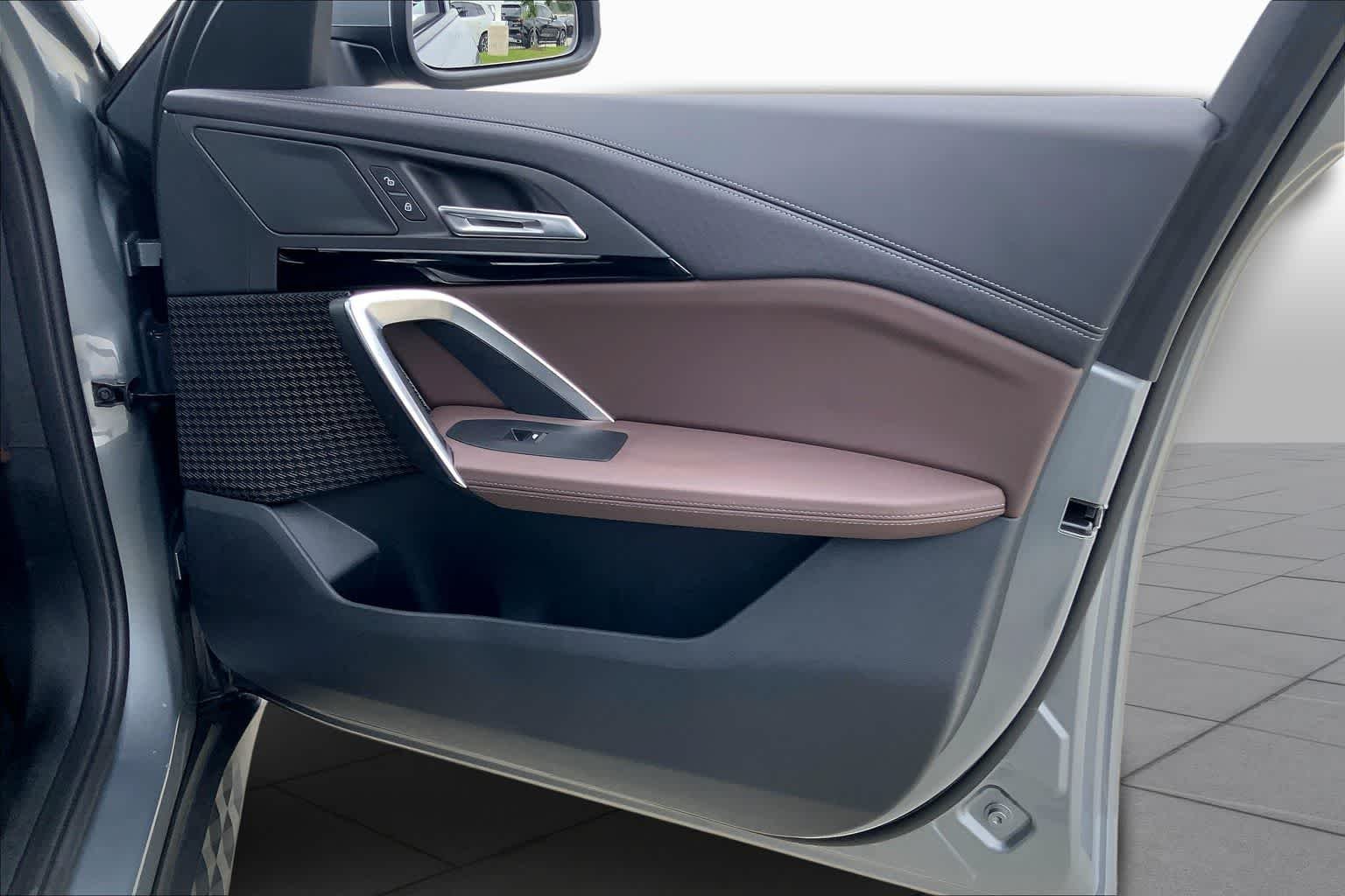 Used 2025 Skyscraper Grey Metallic BMW xDrive28i image 26