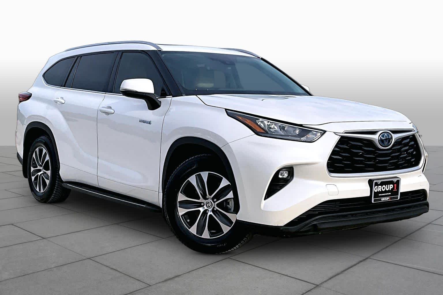Used 2020 Blizzard Pearl Toyota Hybrid XLE image 3
