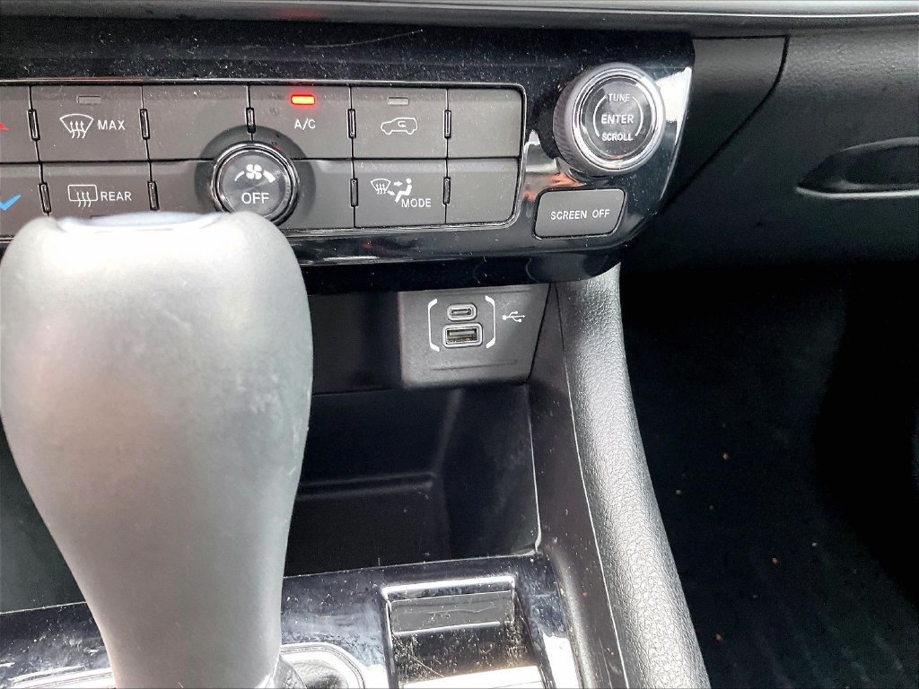 Used 2023 Granite Crystal Metallic Clearcoat Jeep Latitude Lux image 27