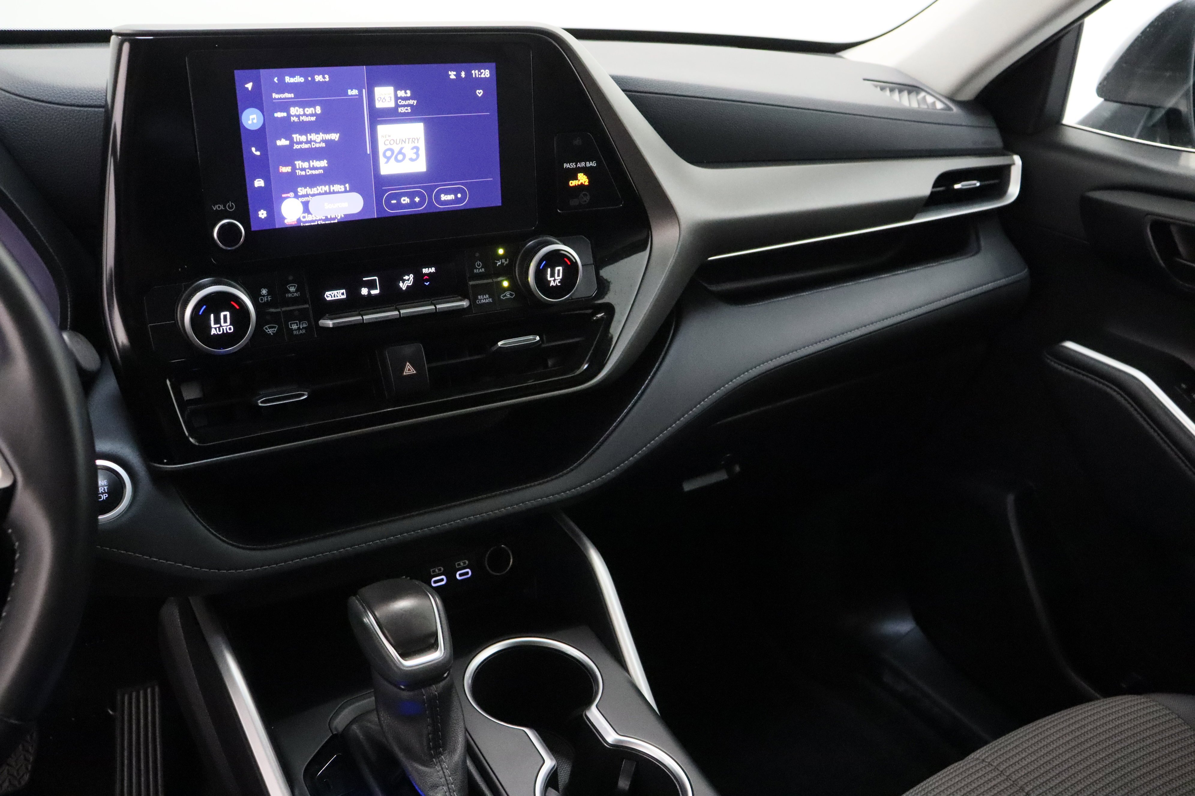 2025 Toyota Highlander LE - Photo 16