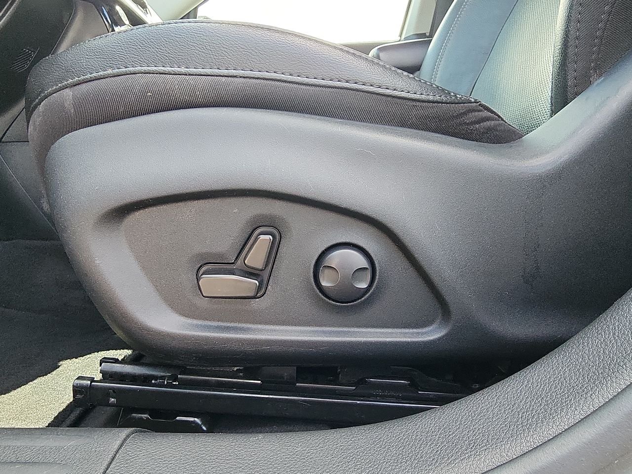Used 2022 White Jeep Latitude Lux image 12