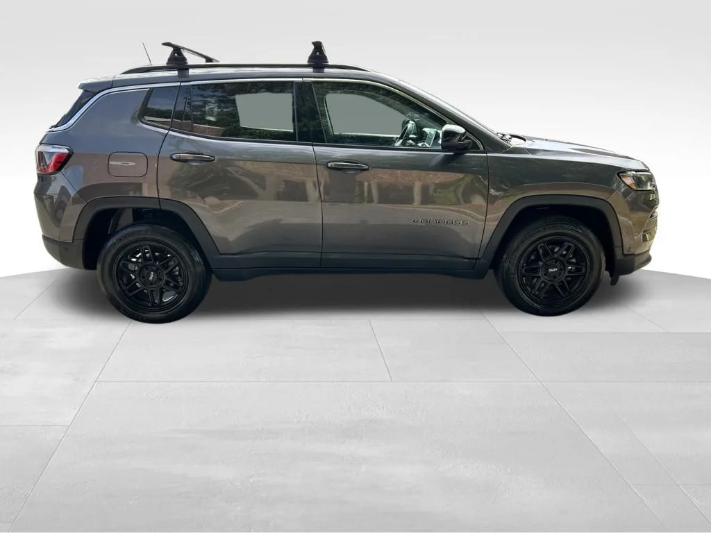 Used 2022 Gray Jeep Latitude image 7