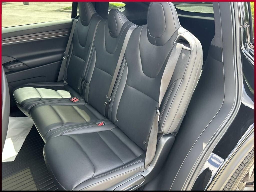 Used 2024  Tesla Base image 23