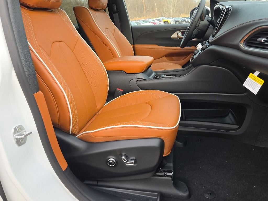 New 2026 Bright White Clear-Coat Exterior Paint Chrysler Pinnacle image 8