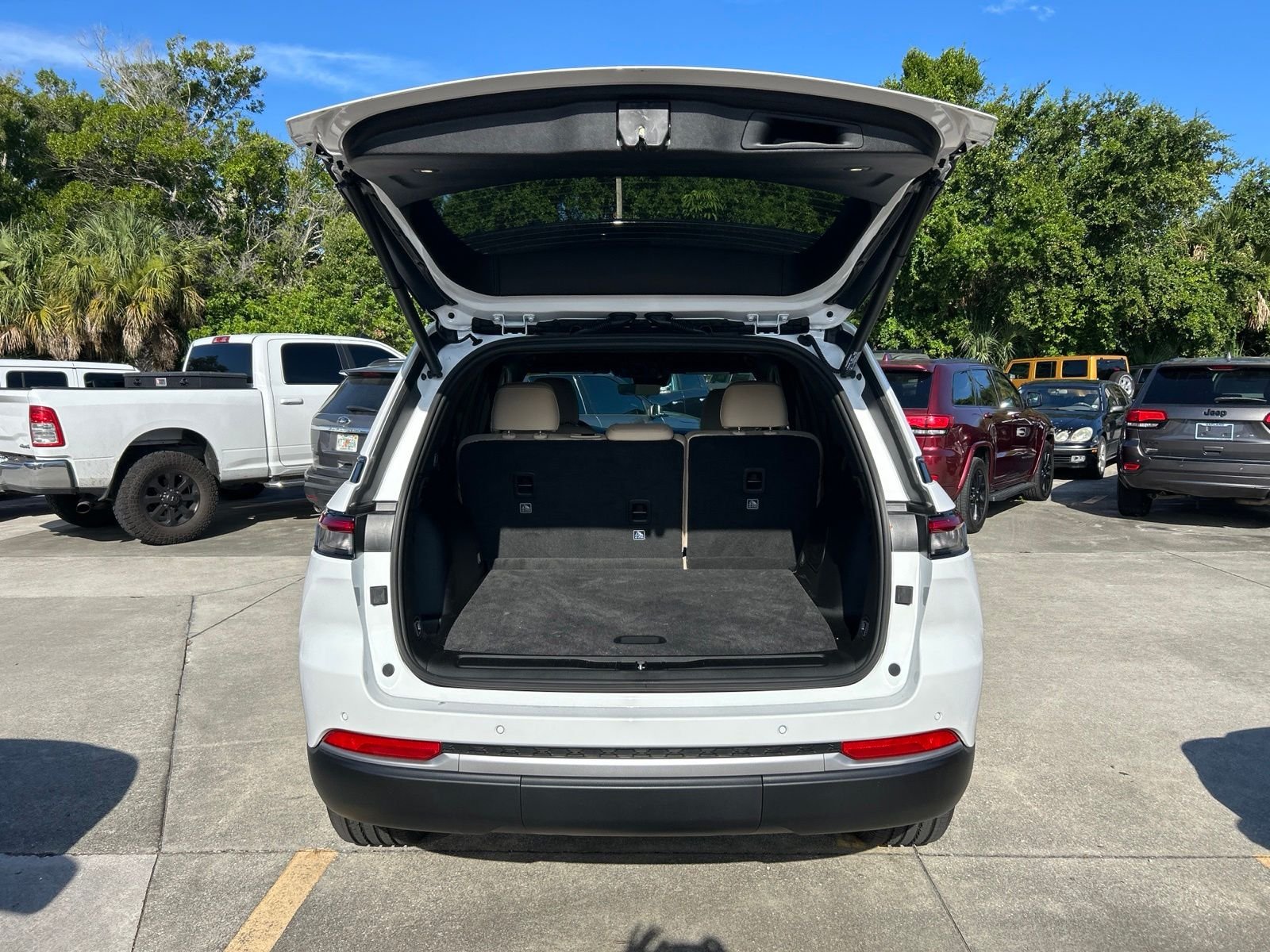Used 2026 White/off-white Jeep Limited image 36