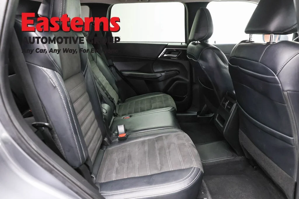 Used 2023 Silver Mitsubishi SE image 22