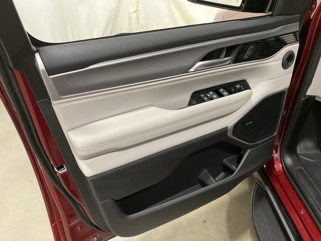 New 2026 Velvet Red Pearl-Coat Exterior Paint Jeep Limited Altitude image 9