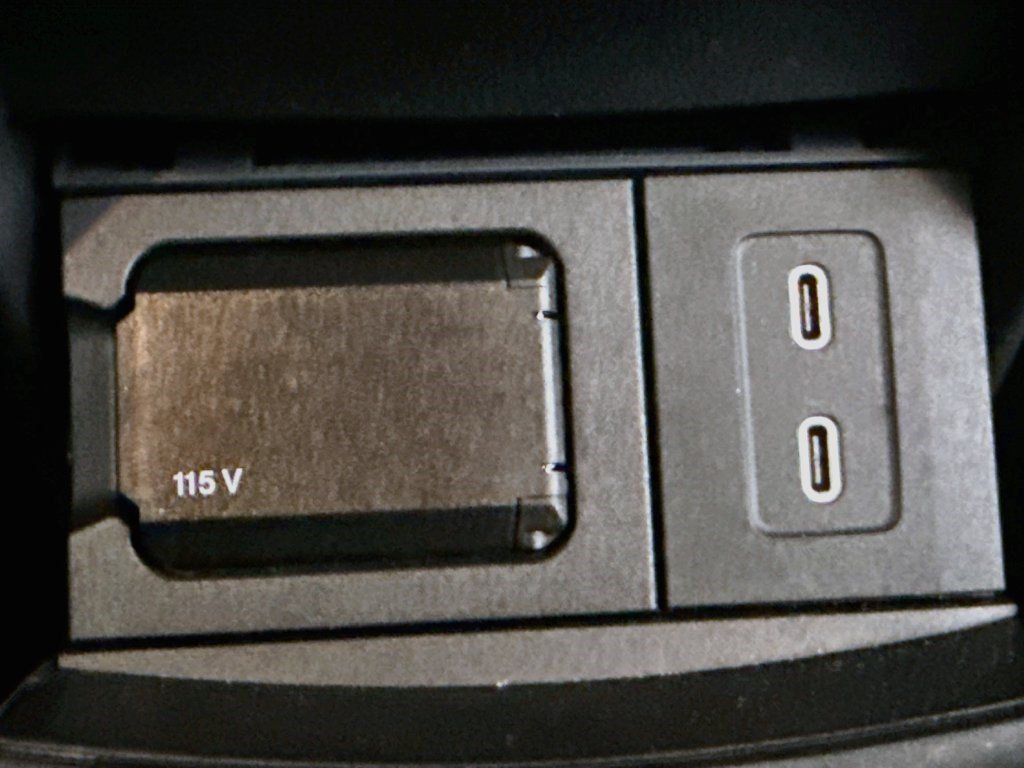 Used 2024 Polar White Mercedes-Benz GLB 250 image 37