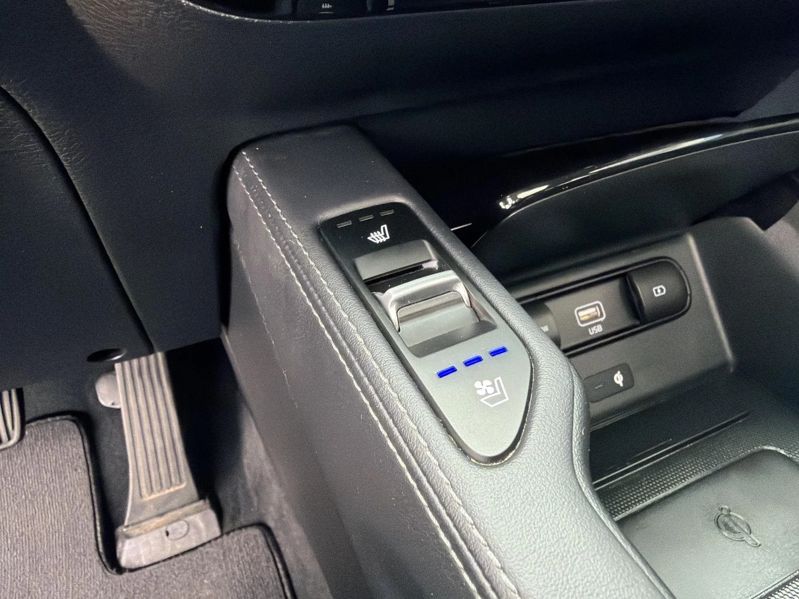 Used 2020 Ebony Black Kia EX image 29