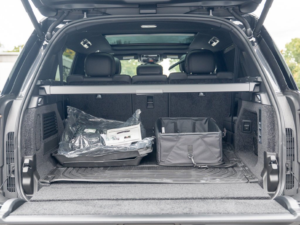 New 2026 Carpathian Grey Land Rover SE image 25