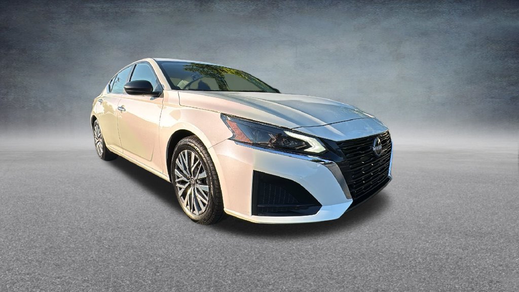 Used 2025 Glacier White Nissan 2.5 SV image 2