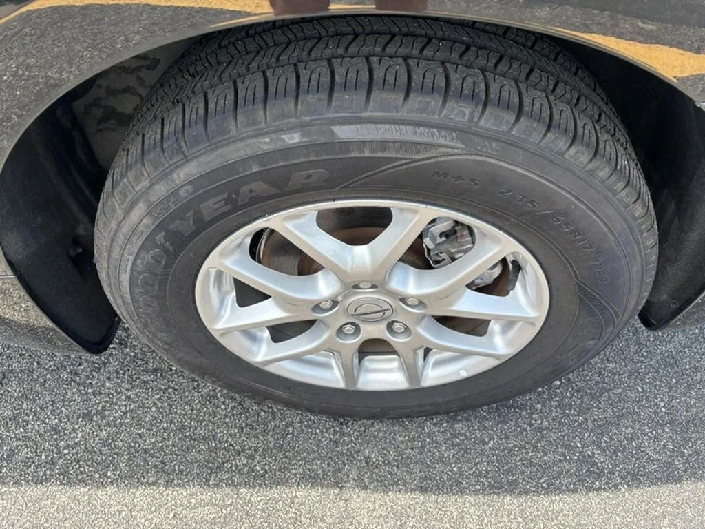 Used 2023  Chrysler LX image 8