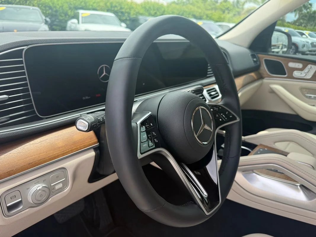 Used 2025  Mercedes-Benz 4MATIC® image 14