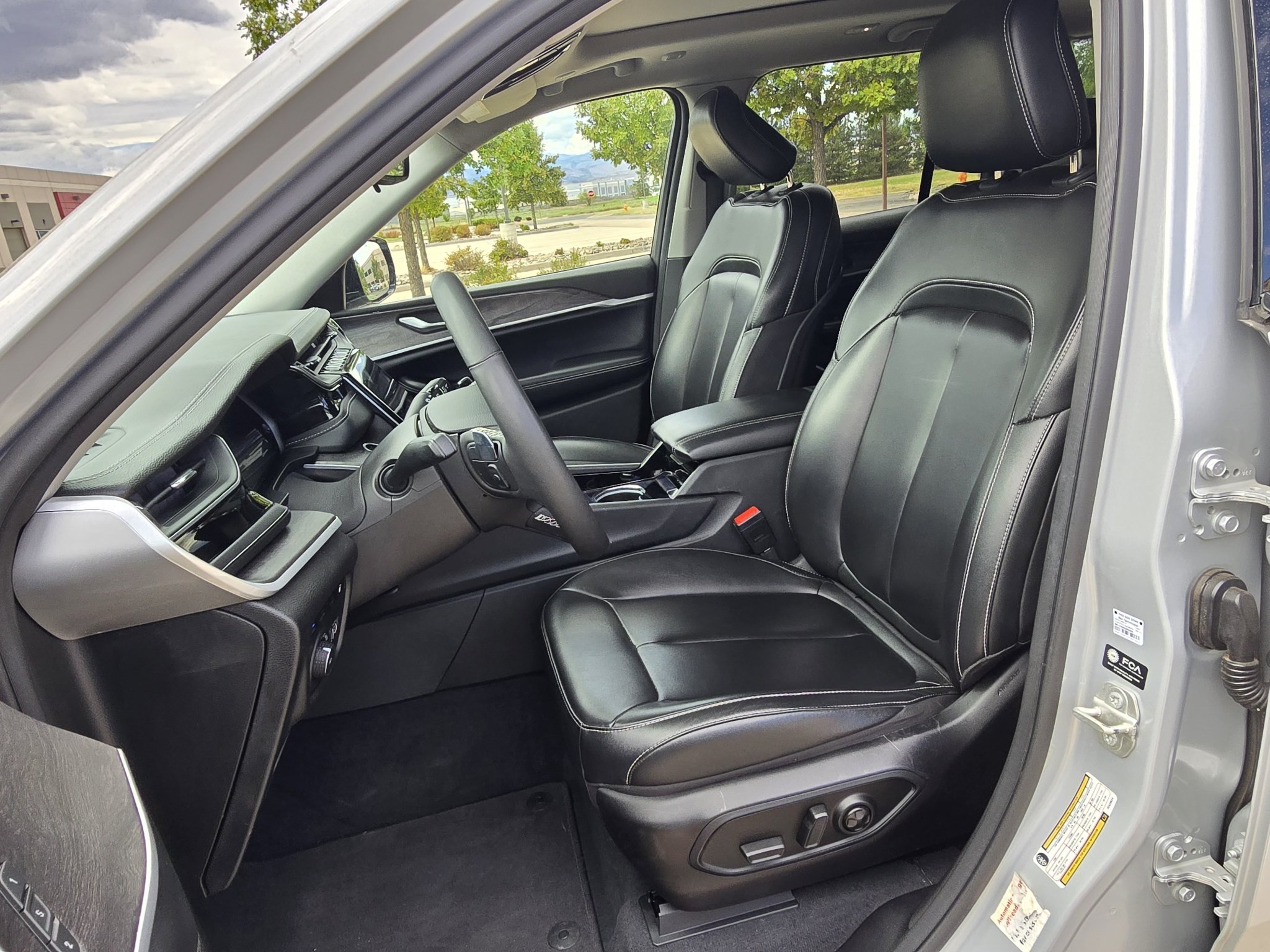 Used 2023 Silver Zynith Jeep 4xe image 12