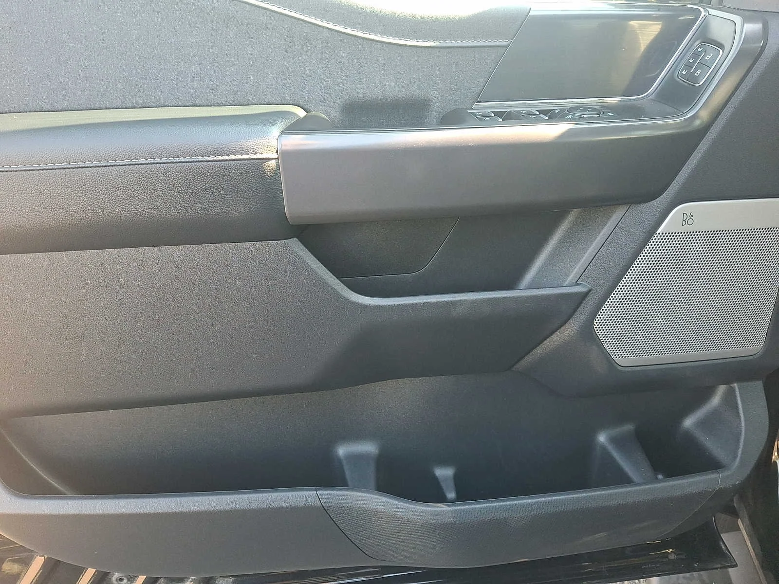 Used 2024 Agate Black Metallic Ford LARIAT image 12
