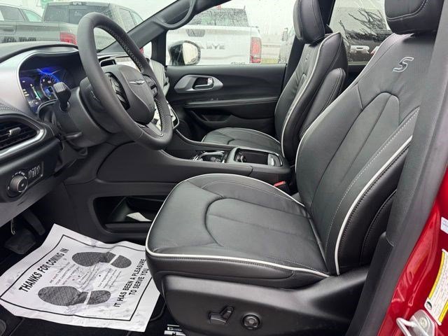 New 2026 Red Hot Pearl-Coat Exterior Paint Chrysler Limited image 8
