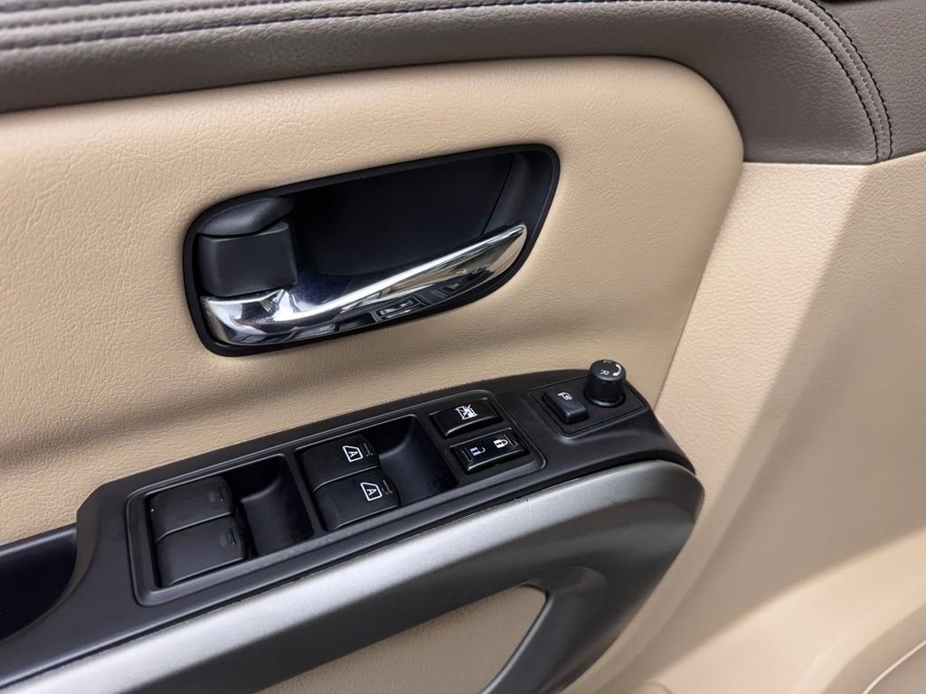 Used 2015 Pearl White Nissan Platinum image 33