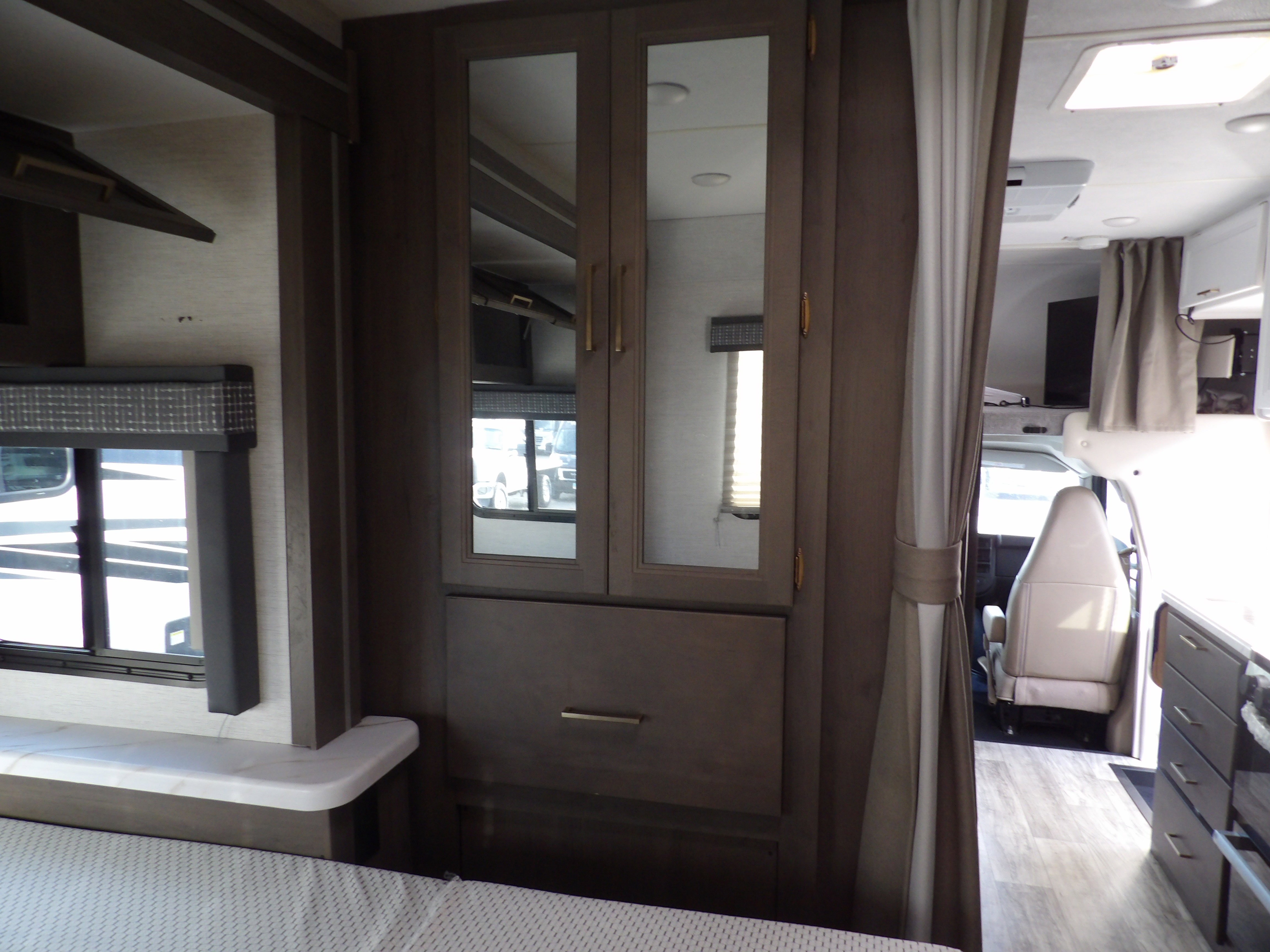 Used 2024 Summit White Thor M22B image 8