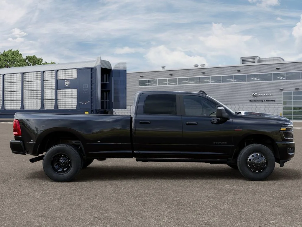 New 2026 Diamond Black Crystal Pearl-Coat Exterior Paint RAM Laramie image 23