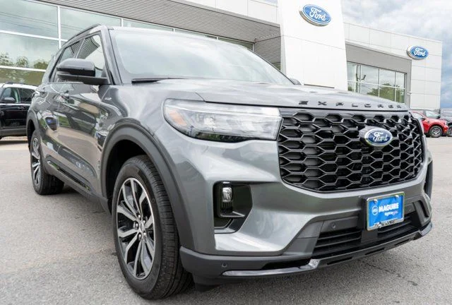 New 2026 Carbonized Gray Metallic Ford ST-Line image 4