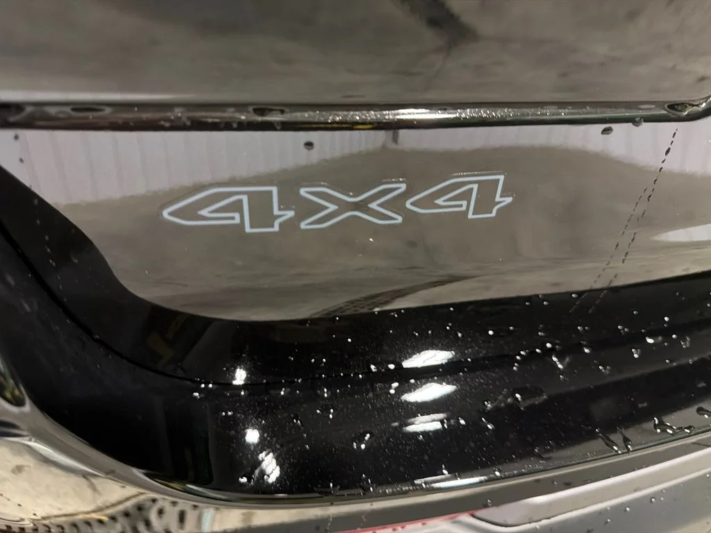 New 2026 Diamond Black Crystal Pearl-Coat Exterior Paint Jeep 85th Anniversary Edition image 9