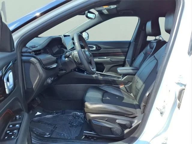 Used 2025  Jeep Trailhawk image 16
