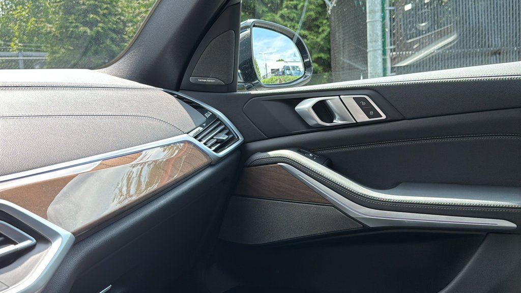 Used 2021 Phytonic Blue Metallic BMW xDrive40i image 19