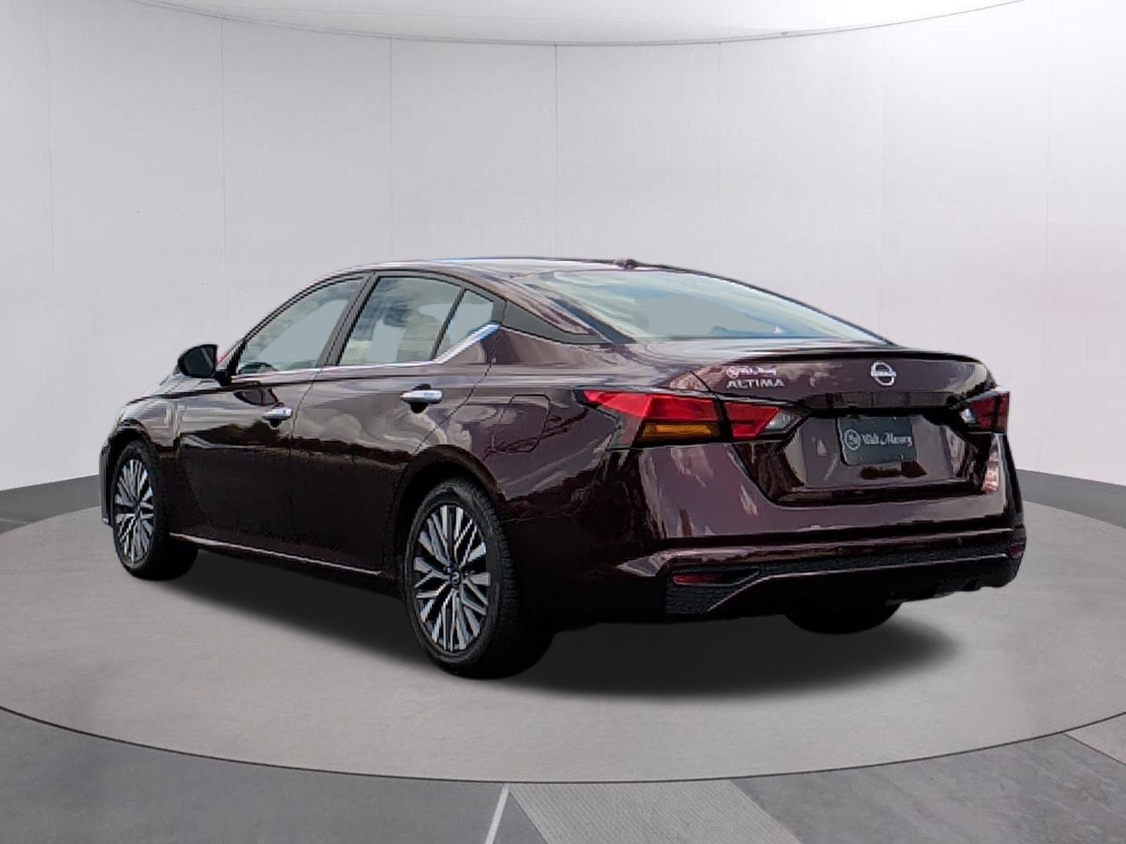 Used 2025 Garnet Pearl Metallic Nissan SV image 3