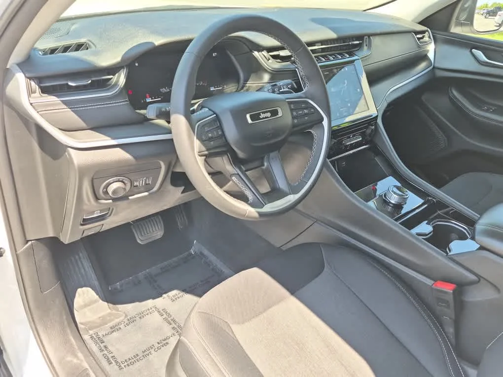 Used 2023 Bright White Clearcoat Jeep Laredo image 11