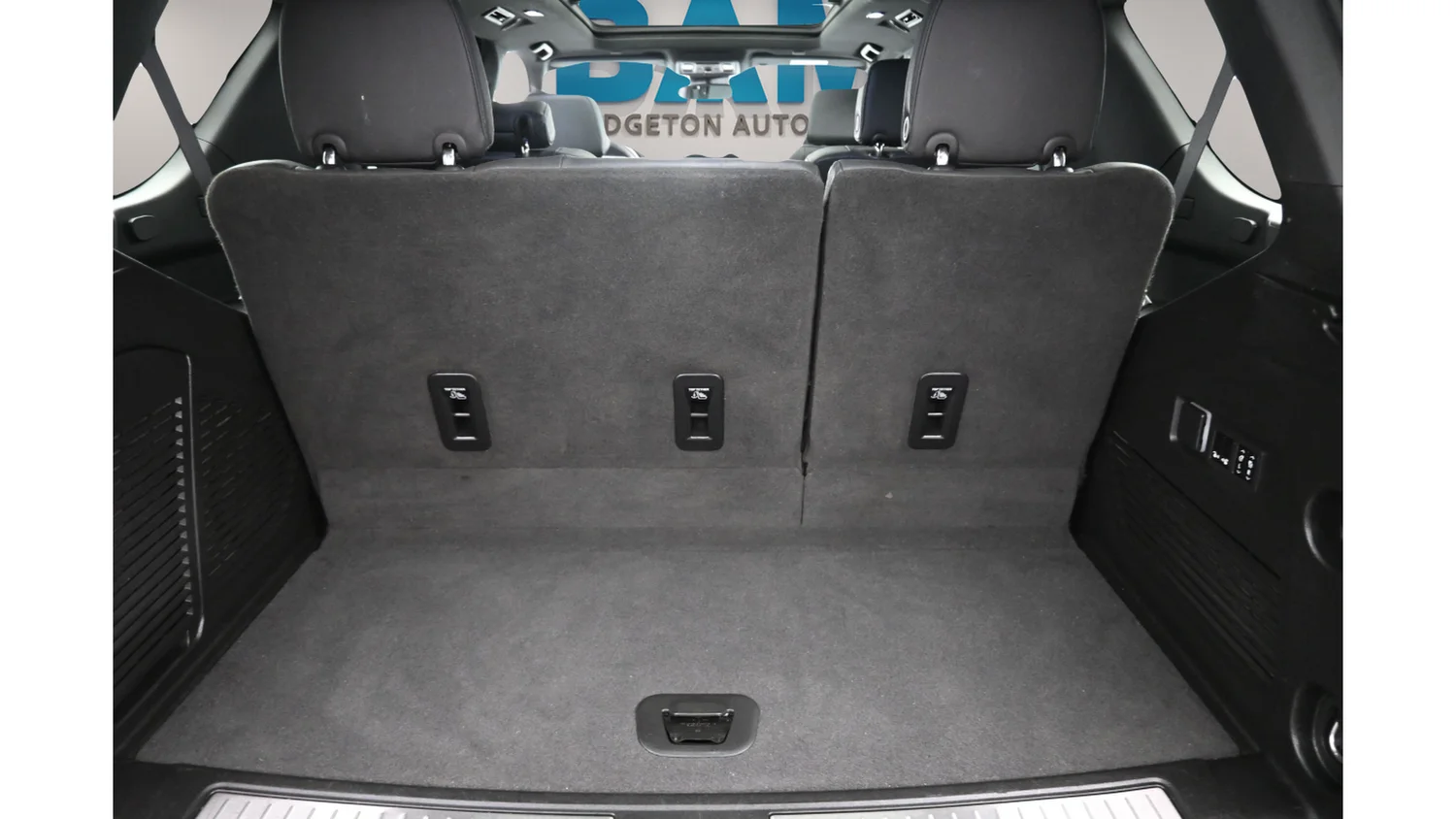 Used 2023 White Chevrolet Z71 image 34