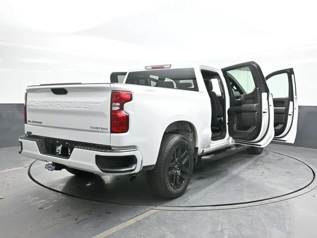 Used 2024 White Chevrolet Custom image 29