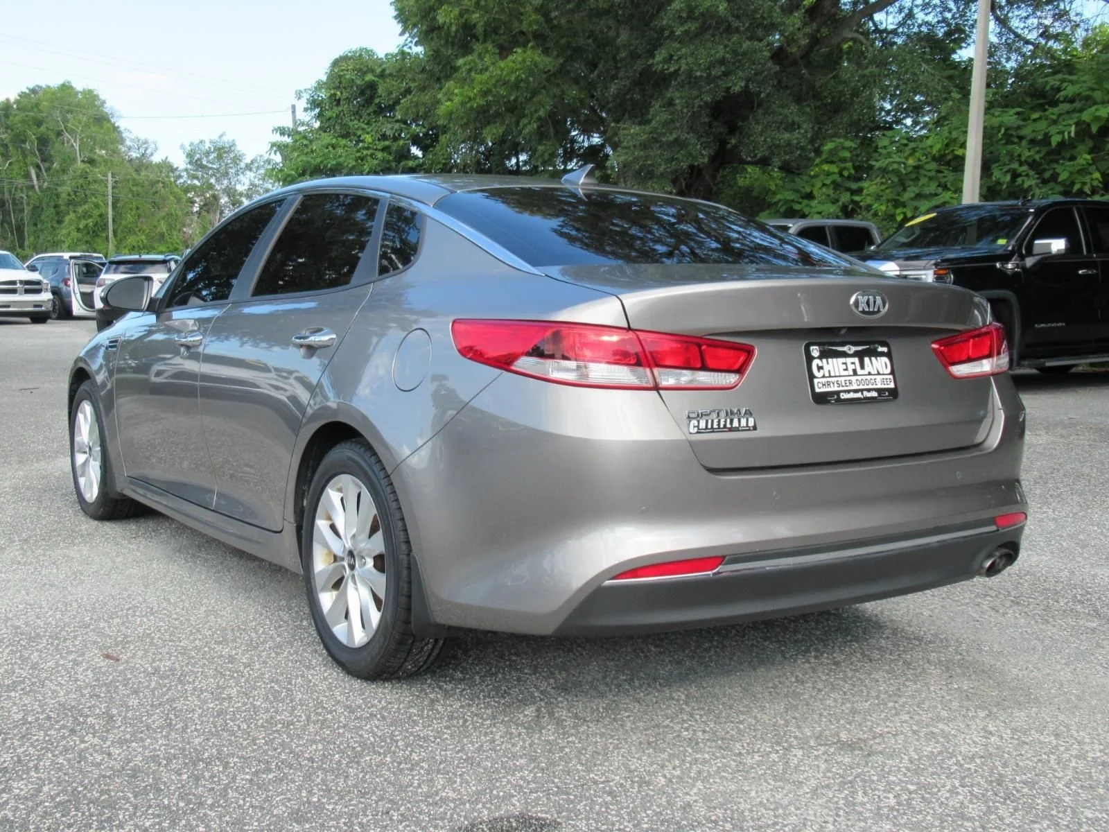 Used 2018 Silver Kia LX image 5