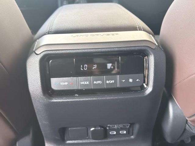 Used 2025  Toyota Base image 17