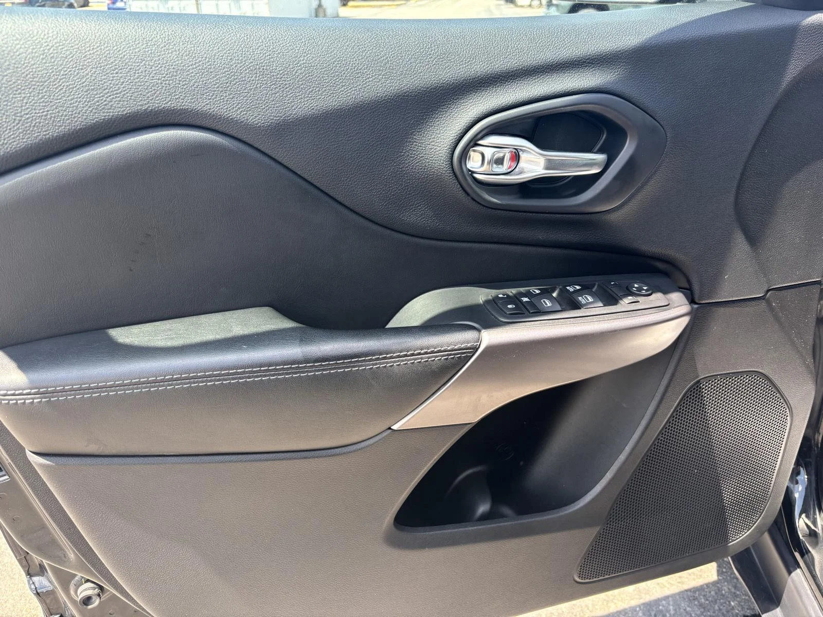 Used 2019 Diamond Black Crystal Pearlcoa Jeep Latitude Plus image 12