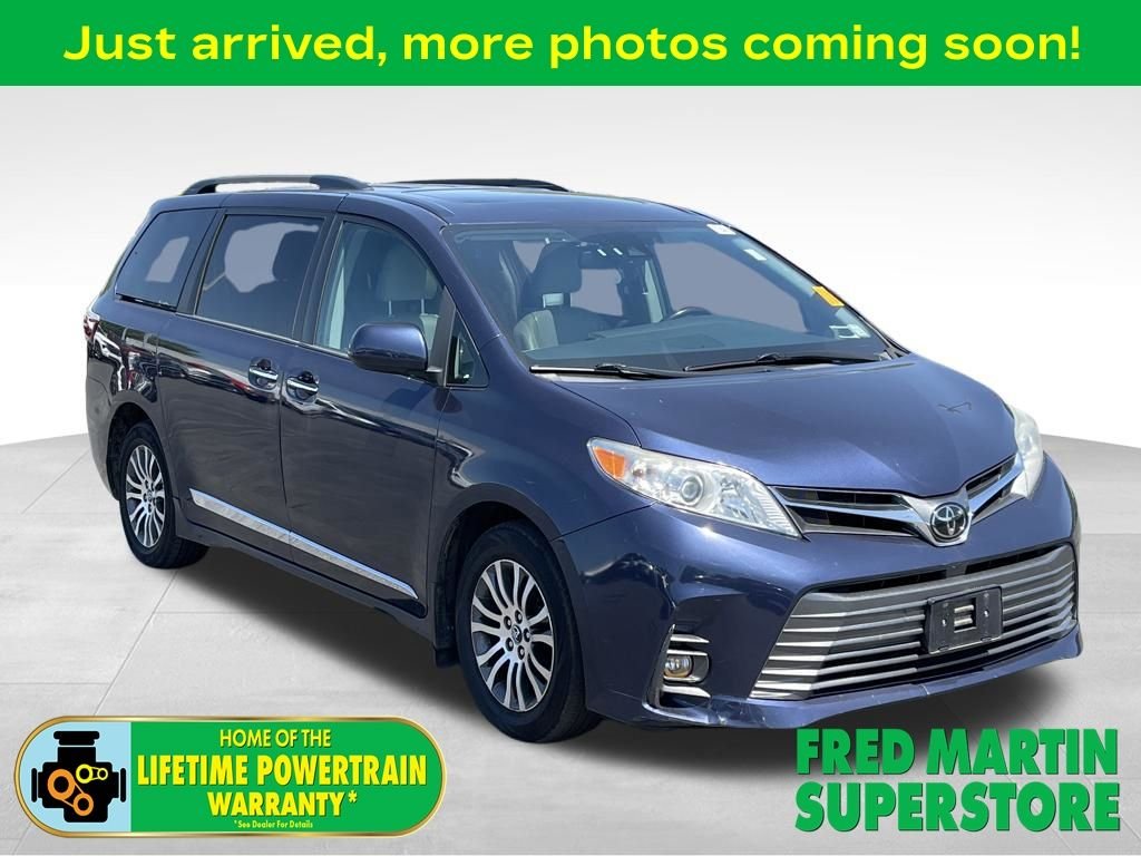 2018 Toyota Sienna XLE V6 8-Passenger's photo