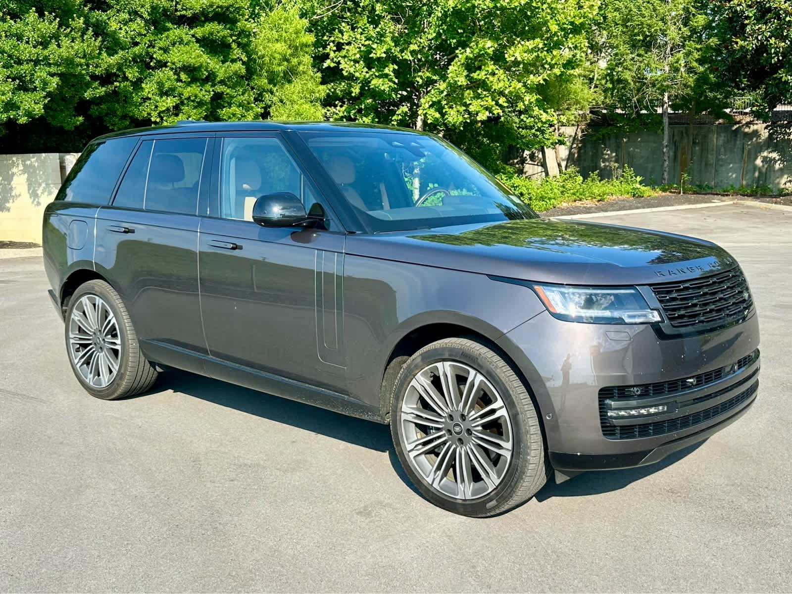 Used 2025 Charente Grey Premium Metallic Land Rover SE image 3