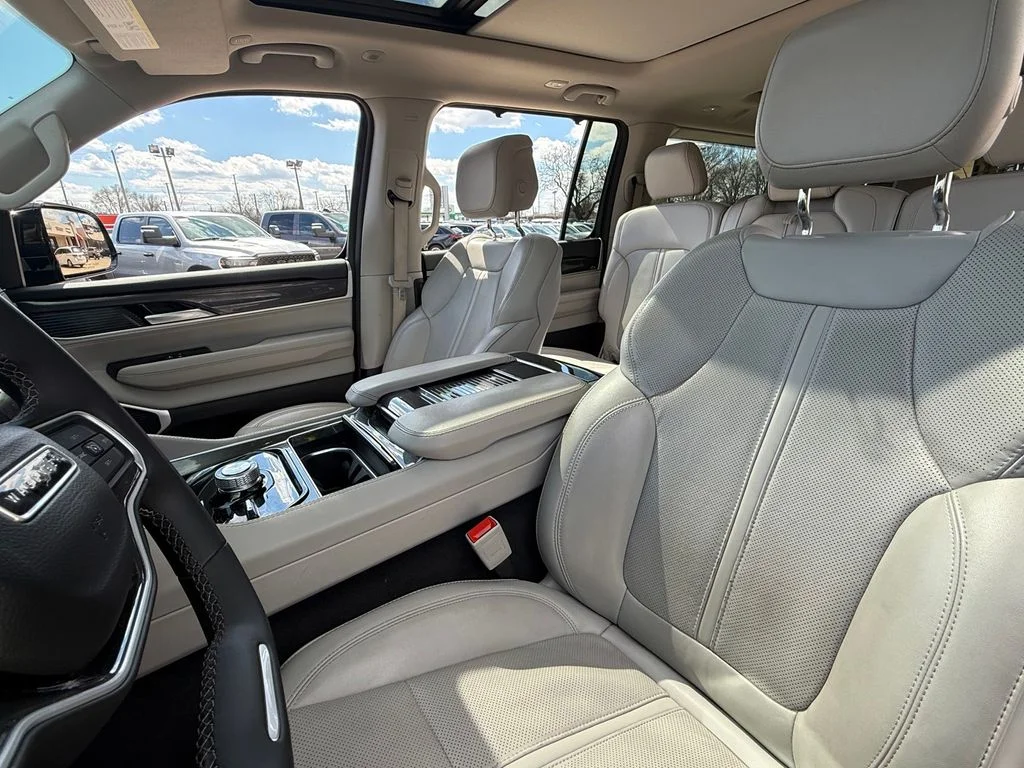 Used 2024 Black Jeep  image 27