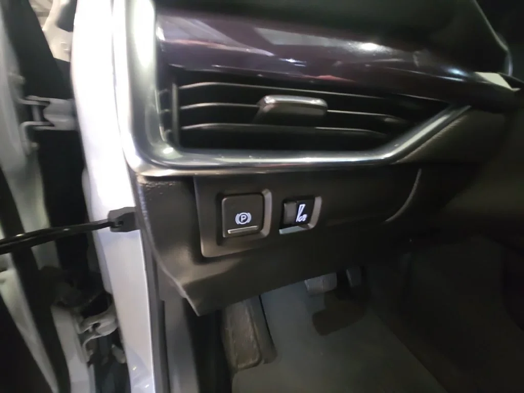 Used 2023 CRYSTAL WHITE TRICOAT Cadillac AWD Luxury image 32