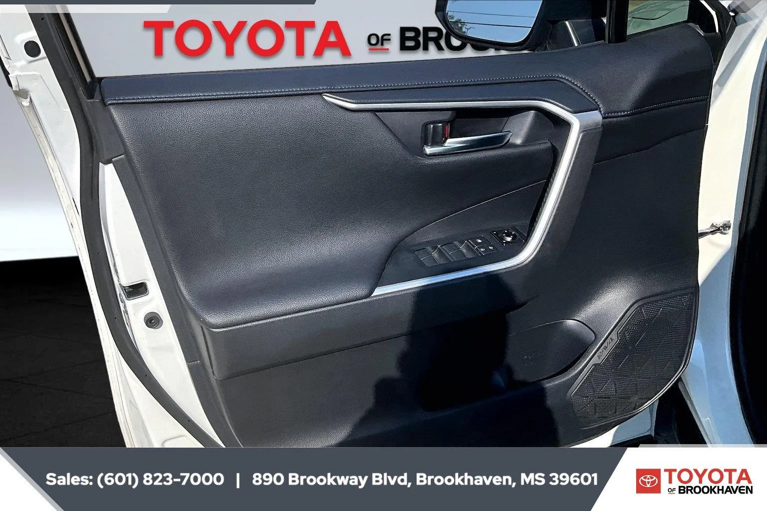 Used 2020 Blizzard Pearl w/Midnight Black Metallic Roof Toyota XSE image 17
