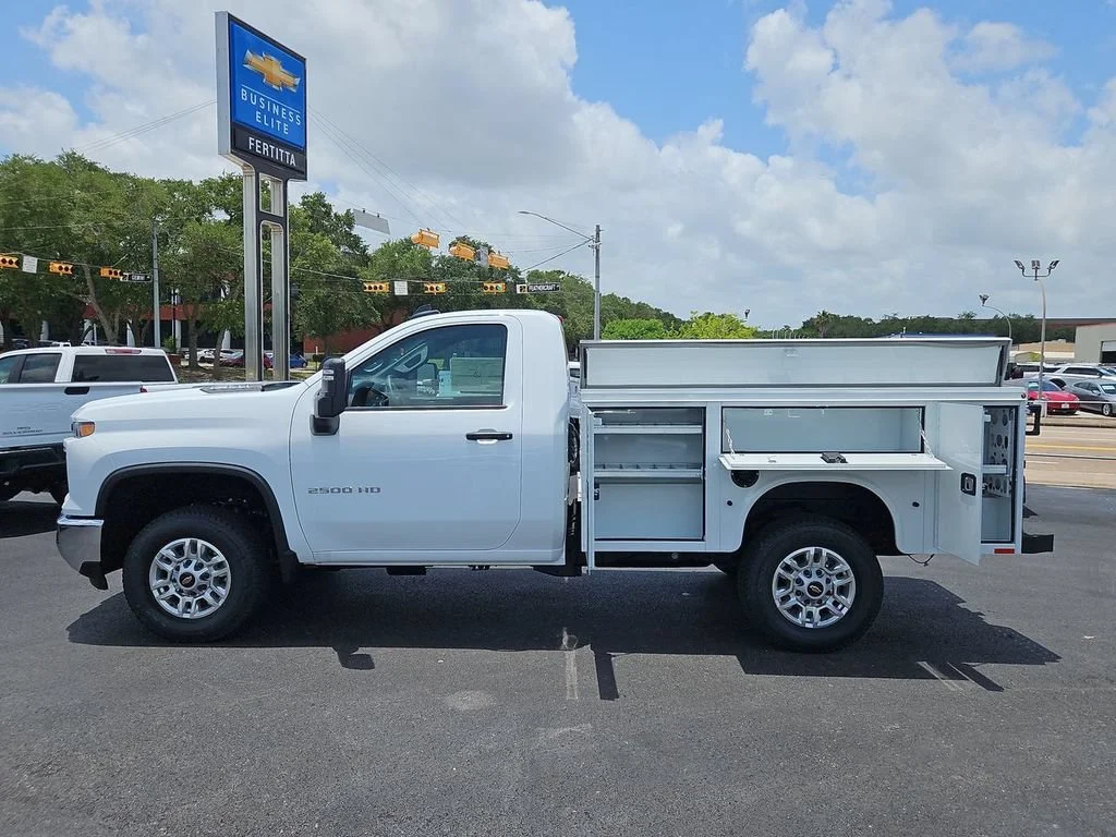 New 2026 Summit White Chevrolet WT image 4