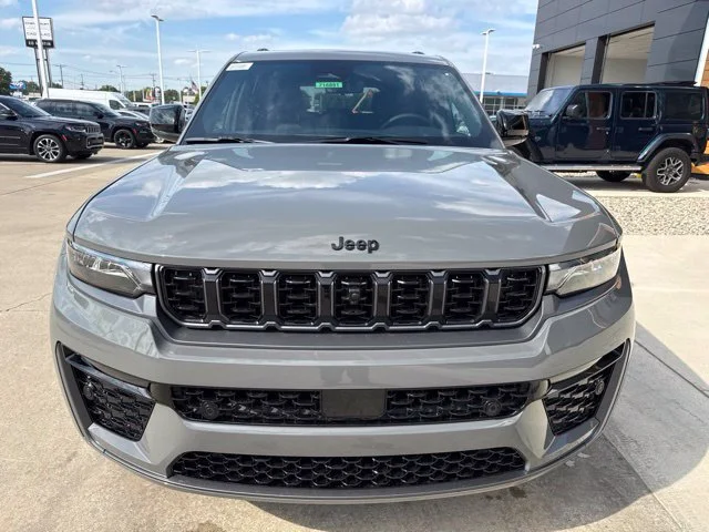 New 2027 Gray Jeep Limited Reserve image 9