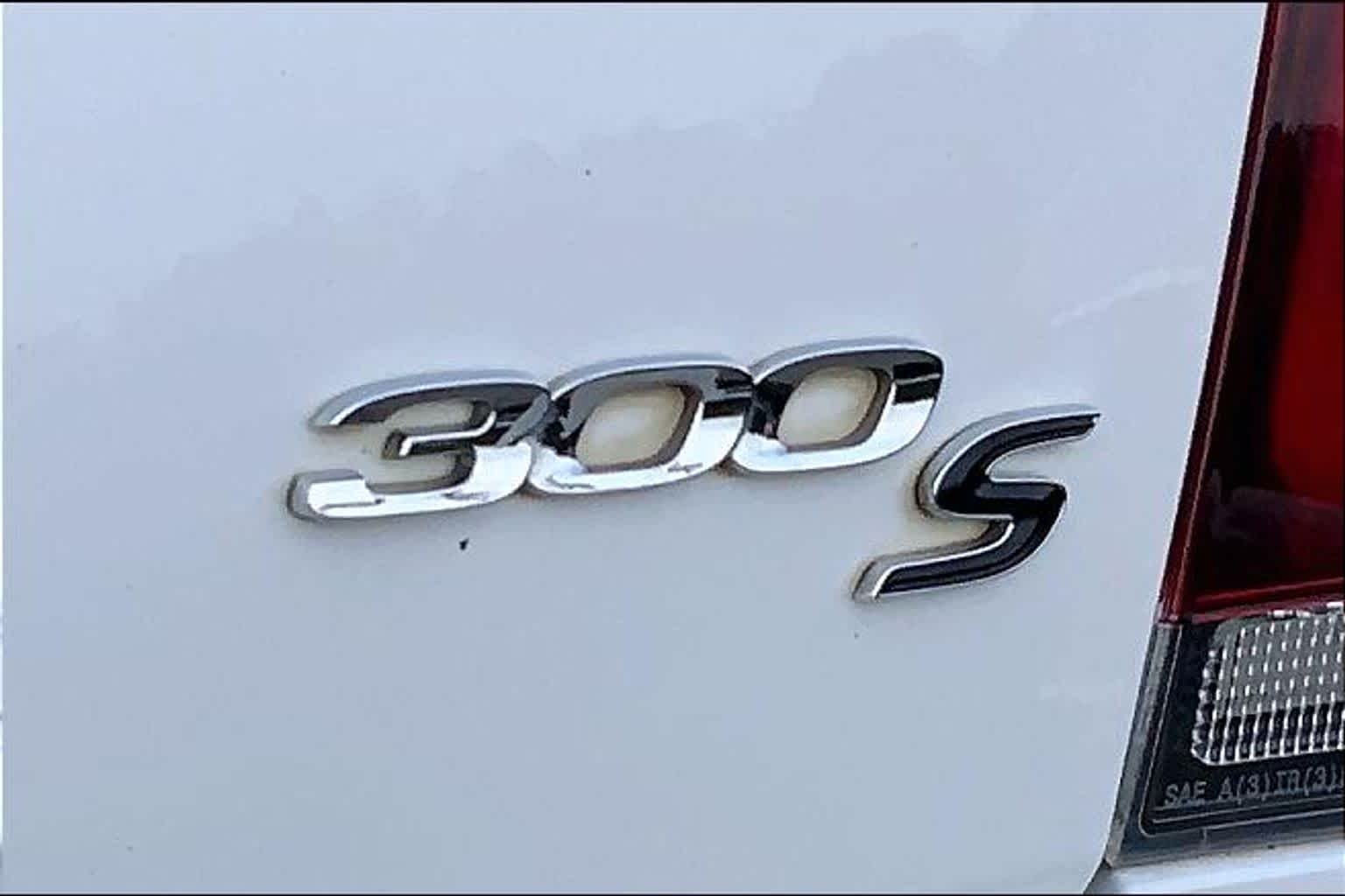 Used 2018 Bright White Clearcoat Chrysler 300S image 9