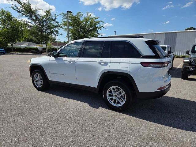 New 2026 Bright White Clear-Coat Exterior Paint Jeep Laredo X image 10