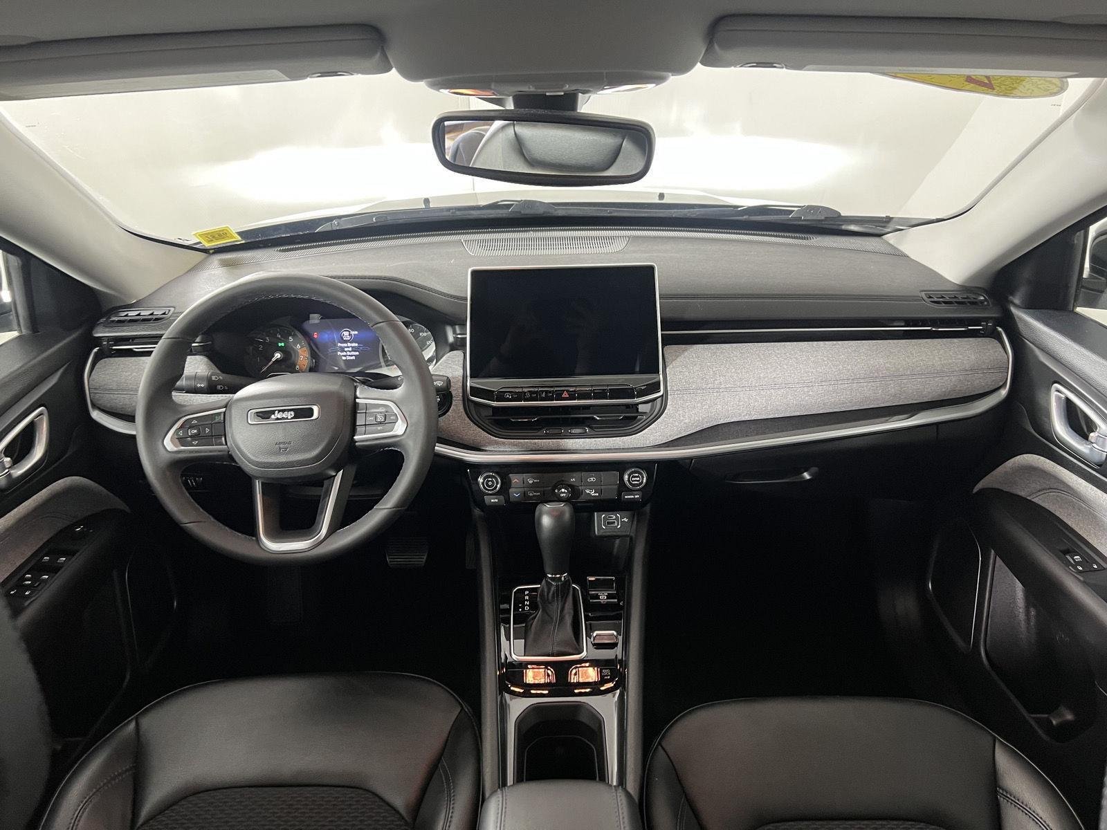 Used 2022 Granite Crystal Metallic Clearcoat Jeep Latitude image 22