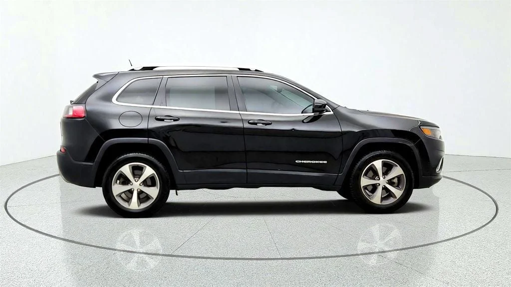 Used 2021 Diamond Black Crystal Pearlcoat Jeep Limited 4x4 w/ Leather image 4