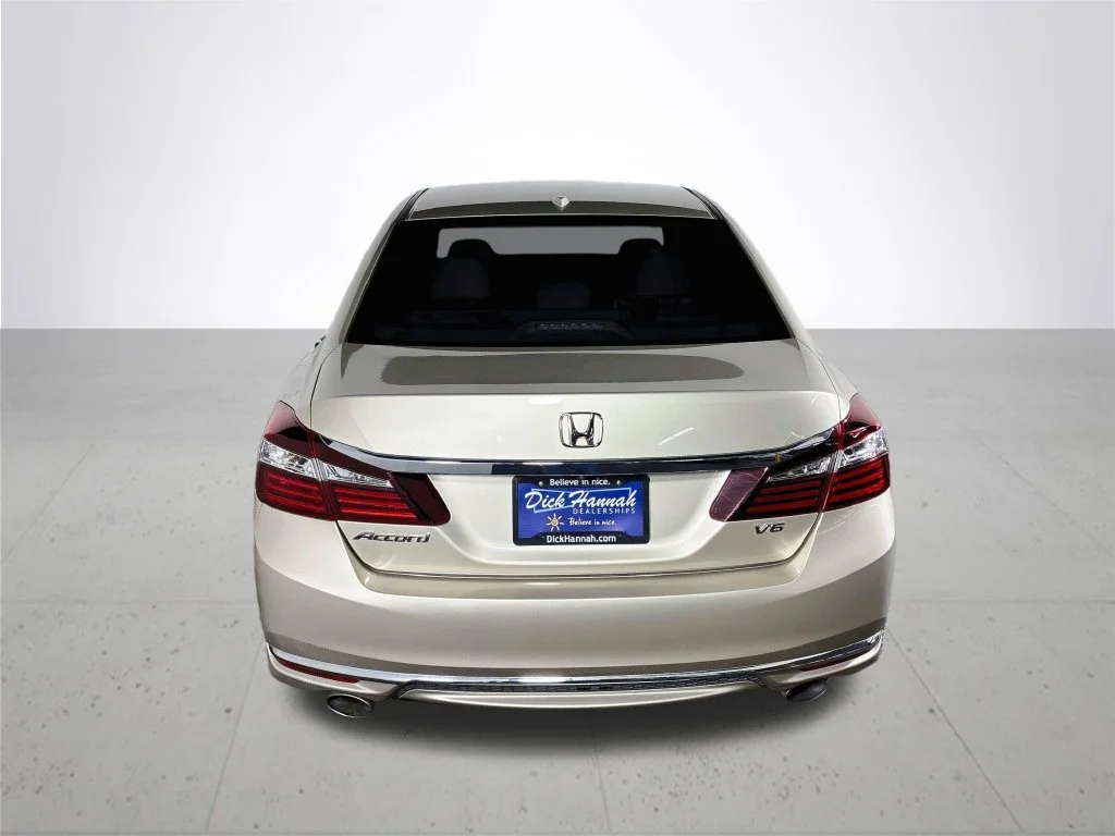 Used 2017 Champagne Frost Pearl Honda EX-L image 7